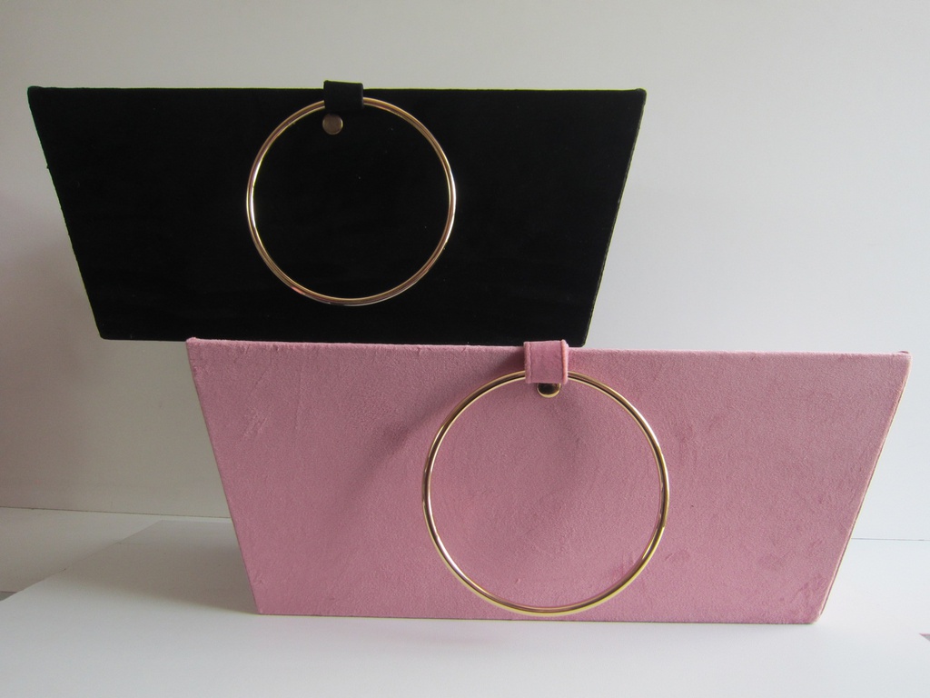 Caja cartera negro,rosado con argolla dorada 