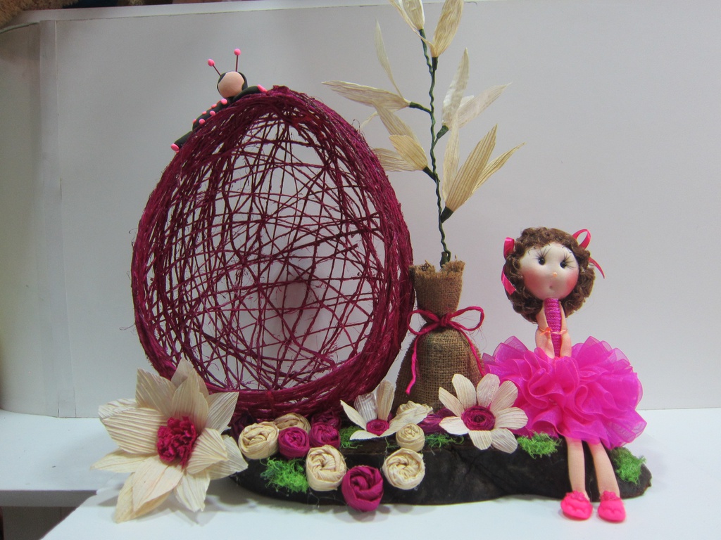 Arreglo con muñeca de fomix y rosa etera con chocolates 